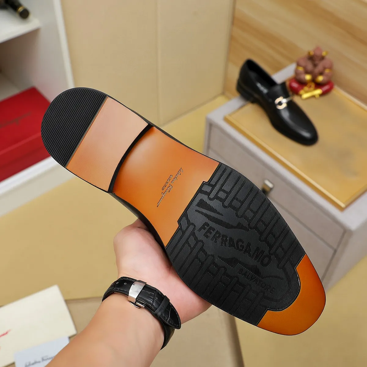 Men's shoes💰420🔥Ferragamo new men's formal shoes🇨🇳Official website original 1:1 mold opening, original quality💯Fine workmanship, high-end luxury shoes☘ The surface is made of imported Italian first-layer cowhide🌴🐑Leather lining🍓Rubber wear-resistant and non-slip outsole, breathable and comfortable to wear🍍The first choice for high-grade men, size 39-45 (38.46. Can be customized)